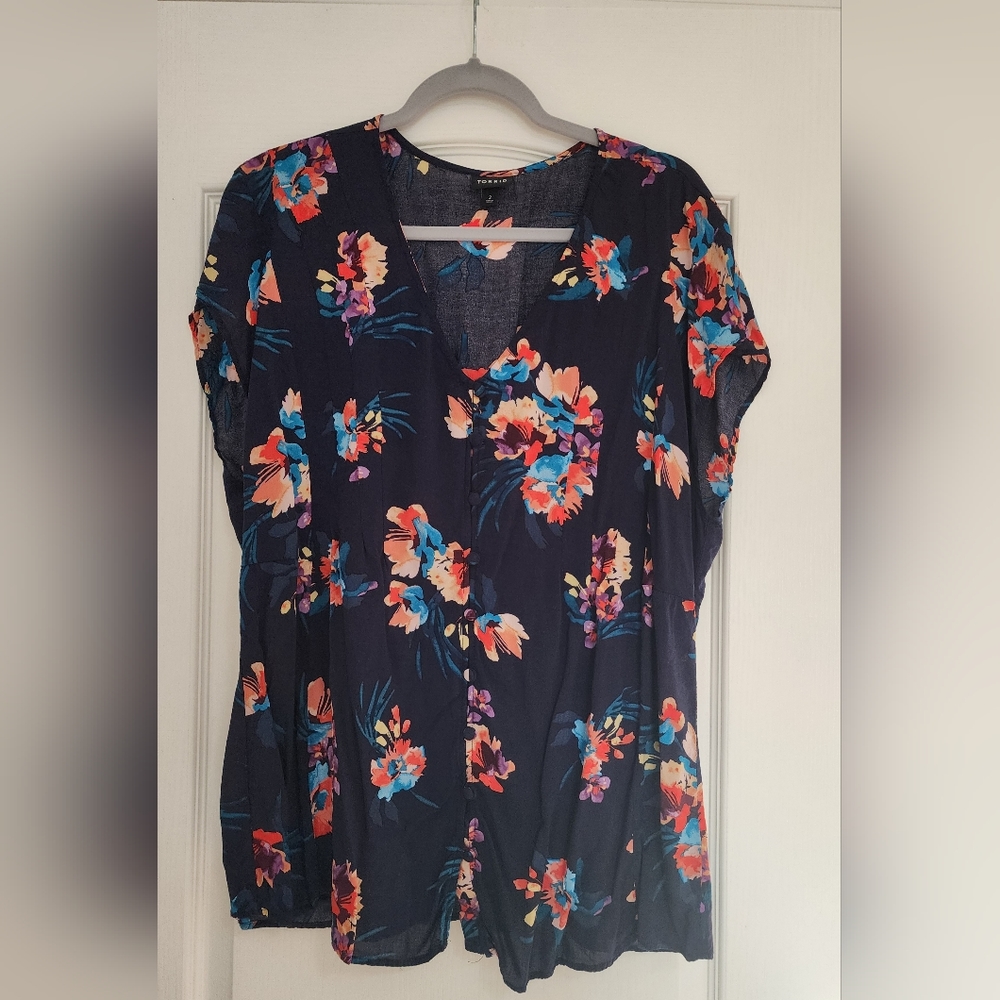 Torrid, size 2, woman's top, cap sleeves, dark navy blue with a floral pattern